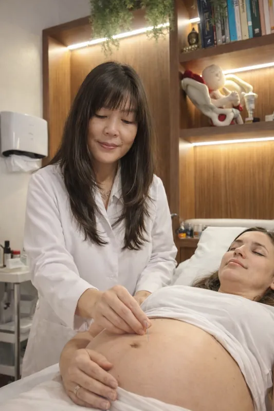 Célia Shimoda em atendimento terapêutico gestacional em Blumenau