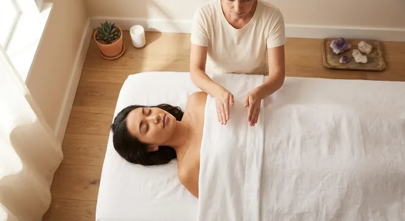 Sessão de Reiki em Blumenau — ambiente terapêutico de relaxamento e equilíbrio energético